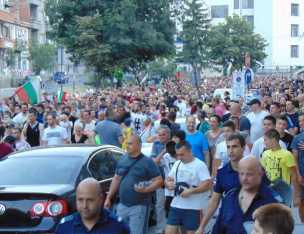 Масовият протест в Асеновград протича спокойно (ВИДЕО)