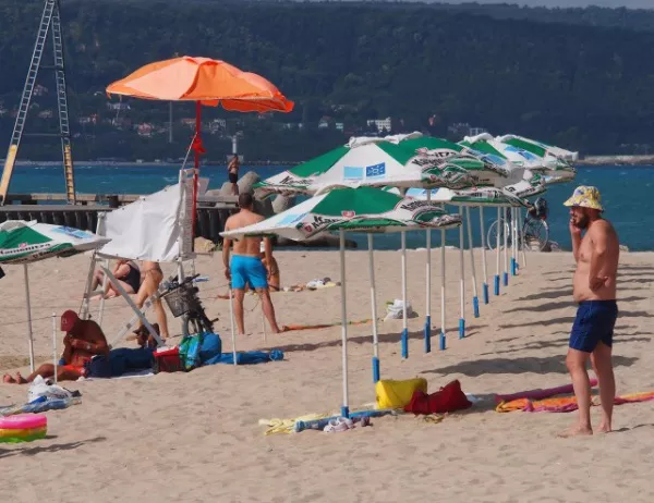 Адвокат обидил и бутнал дете на плажа, бащата го гони с чадър