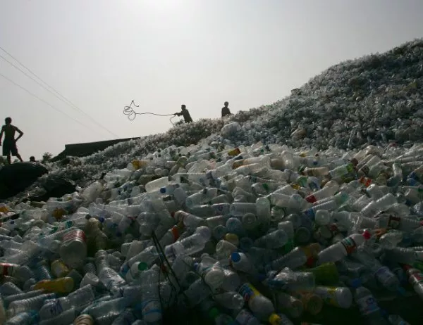 Милион бутилки в минута: Светът на прага на пластмасова катастрофа
