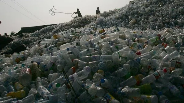 Питейната вода на планетата е замърсена с пластмасови частици