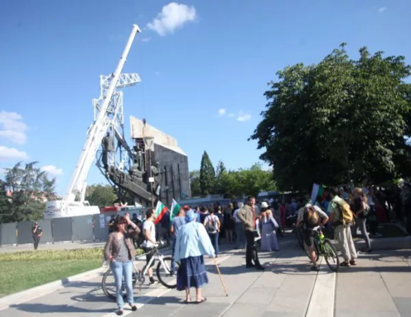 Отново протест срещу премахването на паметника пред НДК