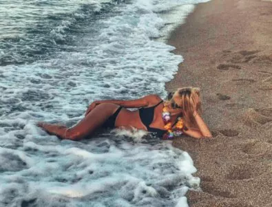 Натали Трифонова - по бански на красив плаж (СНИМКИ)