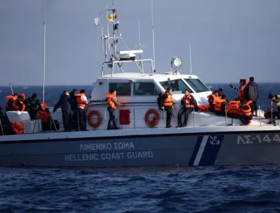 Гръцките власти спасиха десетки мигранти от малък остров в река Еврос