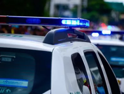 Полицейски бус мина на червено и отнесе две таксита във Варна