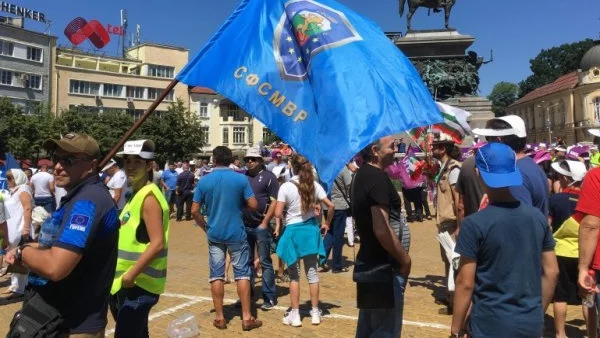 Хиляди служители на МВР излязоха на протест пред парламента (СНИМКИ) (ВИДЕО)