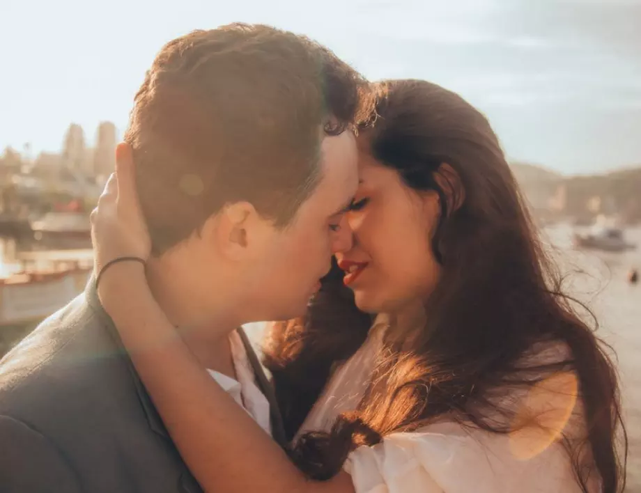Начинът, по който се целувате разкрива колко дълго ще продължи връзката ви