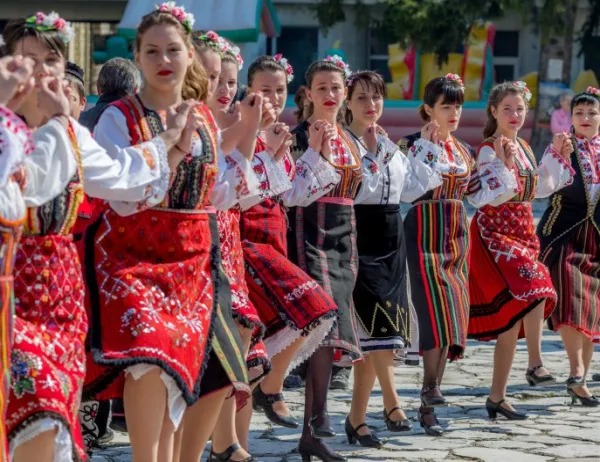 Любители на българския фолклор от 4 континента се събират в Пловдив