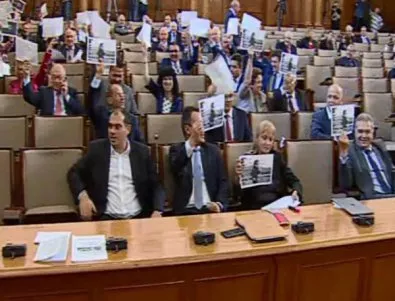 БСП пак иска оставката на Жотева. Този път с пърформанс в парламента (СНИМКИ)