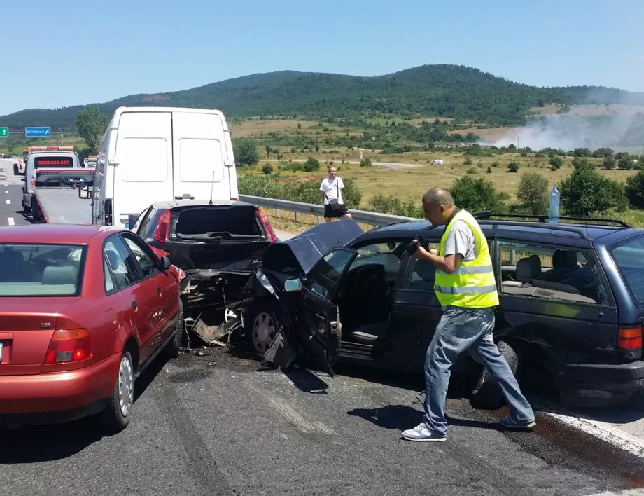 Верижна катастрофа на АМ "Тракия", удариха се 4 автомобила 