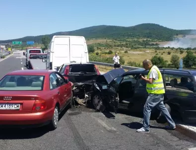 Три ударени коли при верижна катастрофа в София