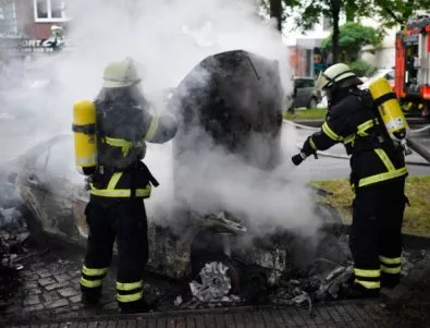 Нова ескалация на протестите в Хамбург: Подпалиха полицейски коли (СНИМКИ)