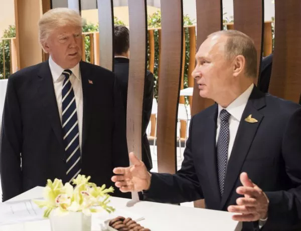 Путин и Тръмп разговарят, целият свят на тръни за срещата