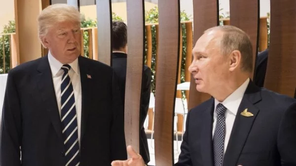 Путин и Тръмп разговарят, целият свят на тръни за срещата