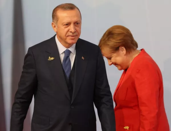 Меркел увери Ердоган, че ще настоява Анкара да получи помощта за бежанците