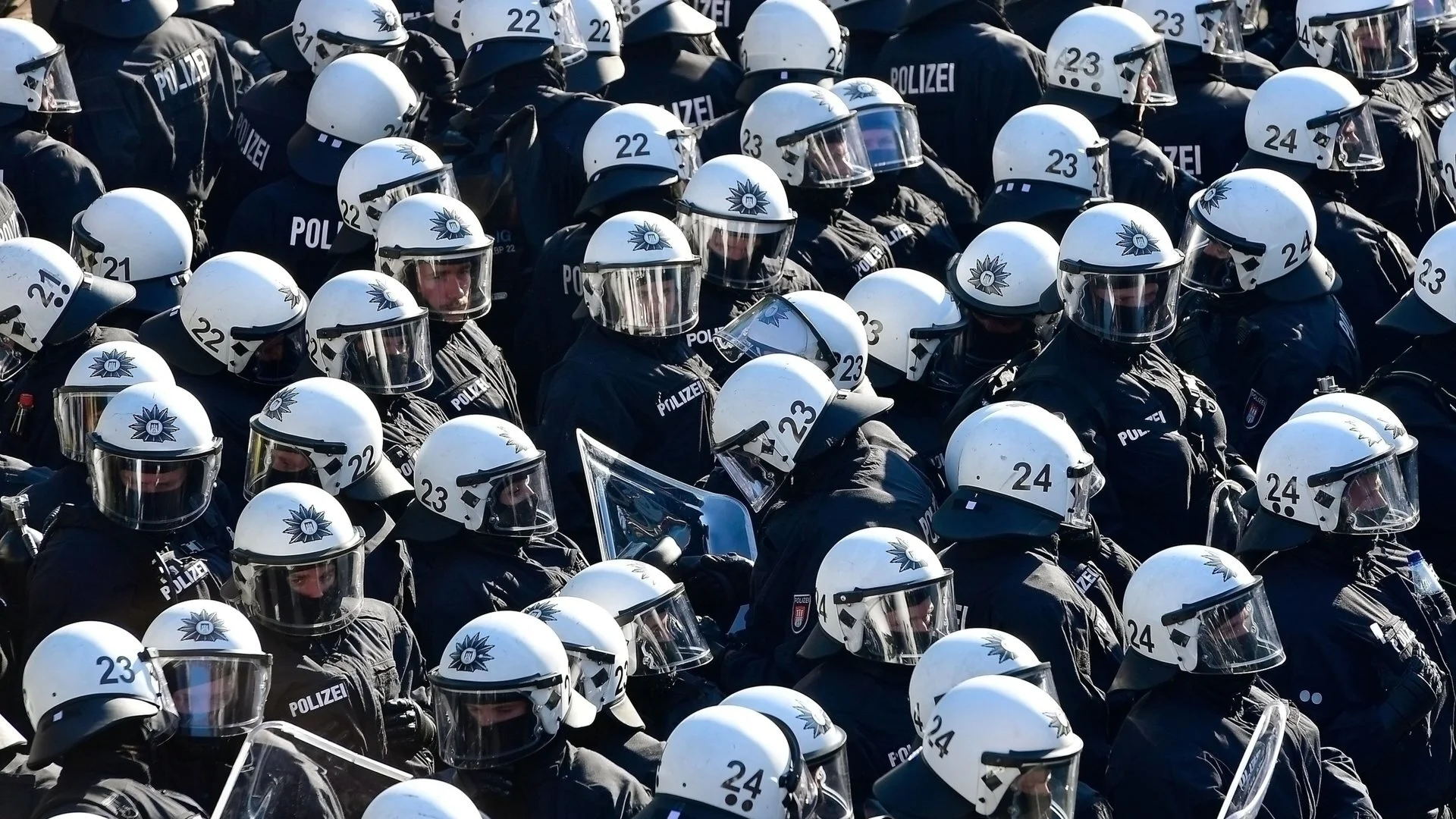 Здрав бой с полицията в Германия: На шествие на германски комунисти и пропалестински демонстранти (ВИДЕО)