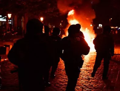 Десетки полицаи пострадаха при сблъсъци с демонстранти в Хамбург