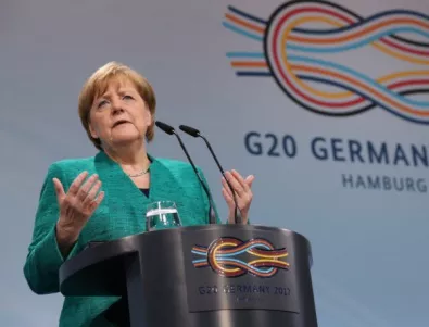 Партията на Меркел още води убедително месец преди изборите