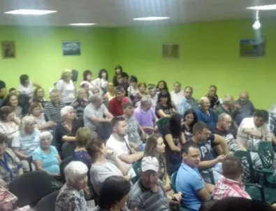 Жителите на Септември на протест срещу кмета Марин Рачев