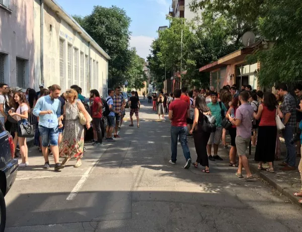 Пореден протест пред СМГ, родители настояват за оставка на директора Антони Стоянов