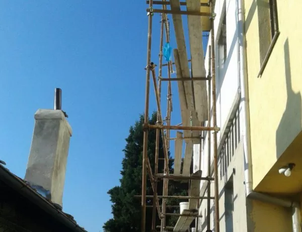 Работник загина след падане от скеле в Бургас