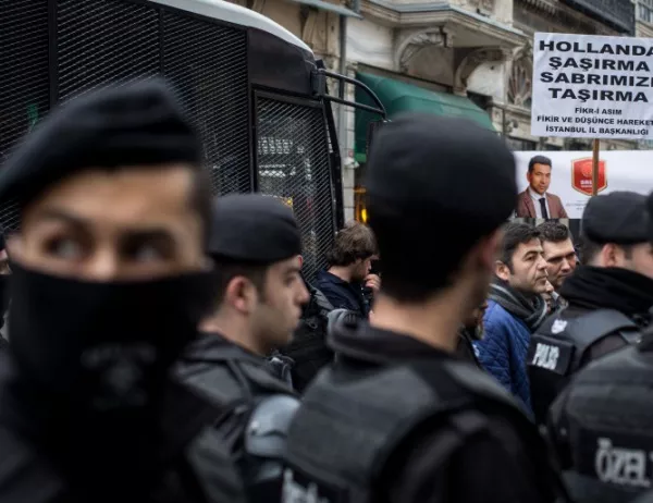 Нова порция задържани държавни служители и журналисти в Турция