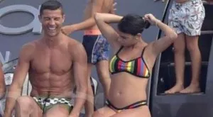 СНИМКИ: Папараци заснеха как Кристиано хвърля гаджето си в морето