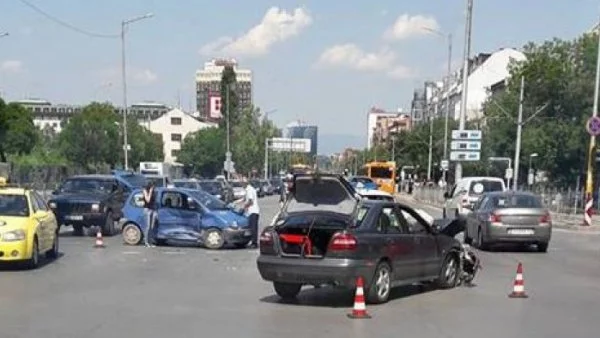 Катастрофа блокира движението по два столични булеварда