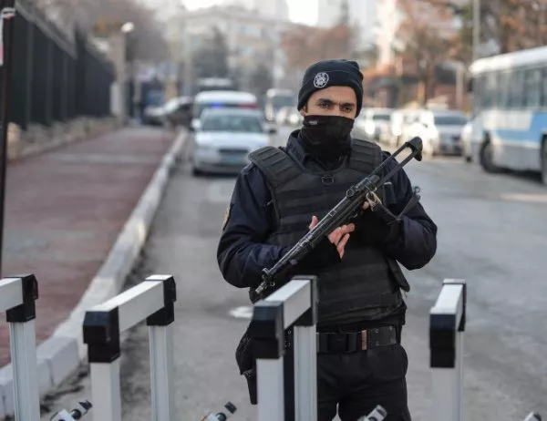 Турската полиция влезе в два университета и задържа 72 души