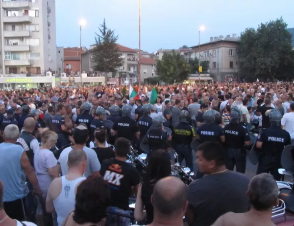 Асеновградчани възобновяват протестите, затварят международен път