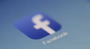 Защо имаме натрапчиво желание постоянно да проверяваме Facebook-а си?