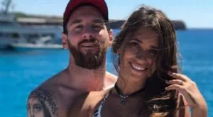 Бие - значи обича: Меси и жена му се забавляват необичайно на плажа