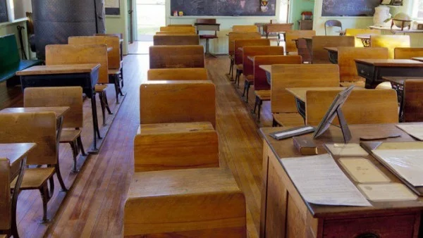 60 училища в страната излизат в принудителна ваканция