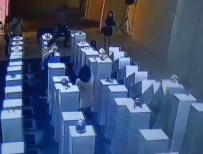Жена съсипа произведения на изкуството за хиляди долари заради селфи (ВИДЕО)