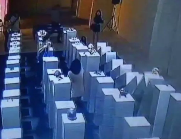 Жена съсипа произведения на изкуството за хиляди долари заради селфи (ВИДЕО)