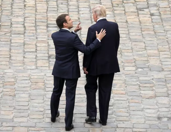 С дълго ръкостискане приключиха срещите на Тръмп и Макрон в Париж