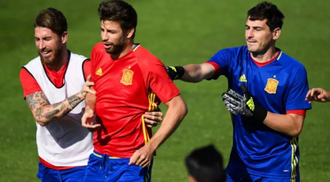 Невероятно: Испанските национали, начело с Рамос, си искат Пике в отбора