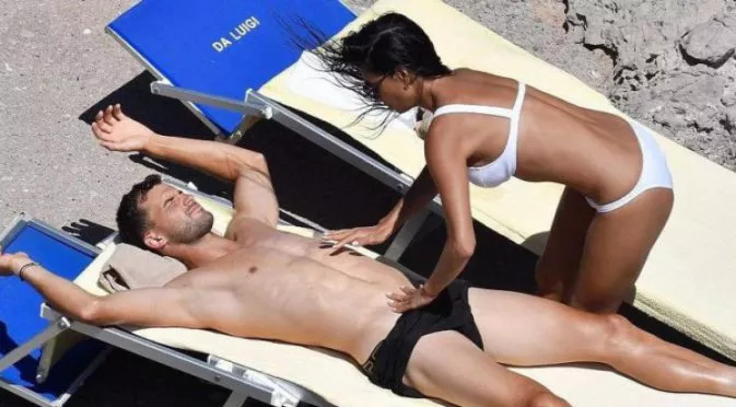 Не могат да си държат ръцете надалеч: Гришо и Никол палуват на Капри