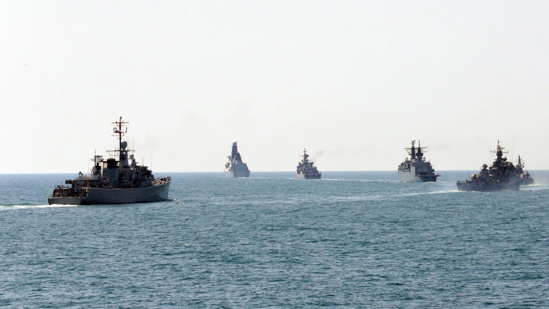 Два британски военни кораби се сблъскаха в Персийския залив, води се разследване (ВИДЕО и СНИМКА)