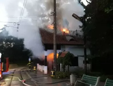 Изгоря покривът на емблематичната спирка „Вишнева” в София (СНИМКИ)
