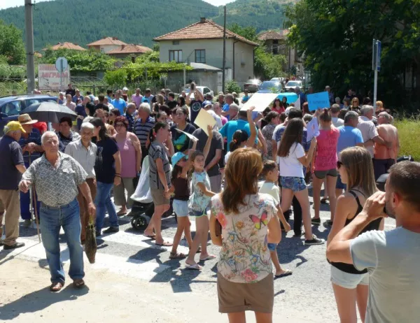 Блокада! Жители на Мосомище и Ново Лески затвориха пътя за Гърция