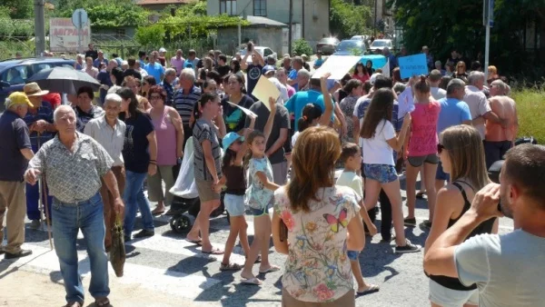 Блокада! Жители на Мосомище и Ново Лески затвориха пътя за Гърция