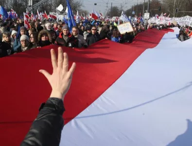 Опозиционните сили в Полша водят пред консервативното правителство по подкрепа