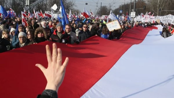 Опозиционните сили в Полша водят пред консервативното правителство по подкрепа