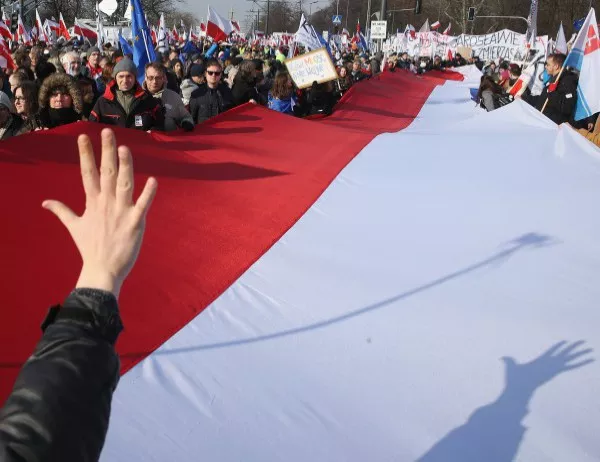 ЕК даде 1 месец на Полша за съдебната ѝ реформа - иначе Варшава може да остане без глас в ЕС