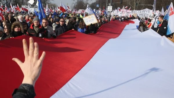 ЕК даде 1 месец на Полша за съдебната ѝ реформа - иначе Варшава може да остане без глас в ЕС