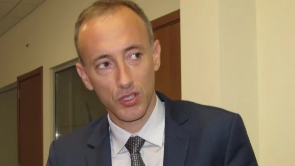 16-годишният ученик, нападнал учителка, е преместен в друго училище