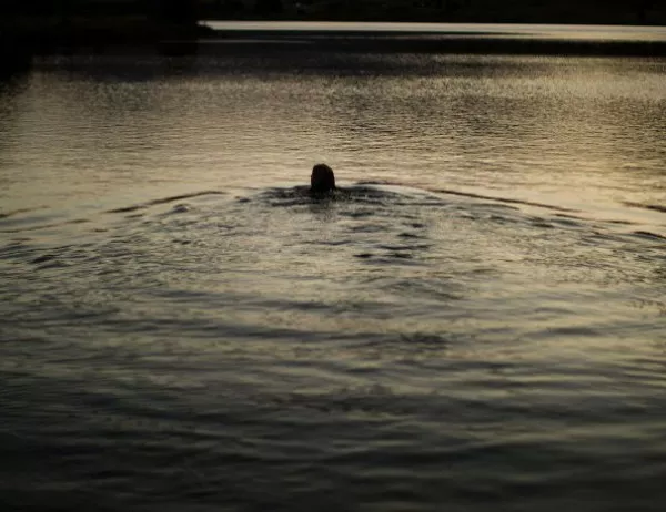 Българин постави рекорд за Гинес по плуване при невероятни условия