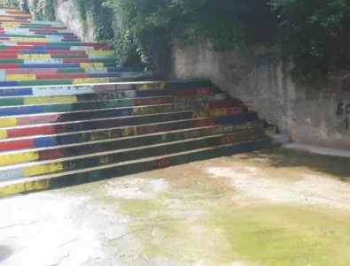 Вода, извираща от каменна канализация, съсипва цветните стълби в Асенoвград