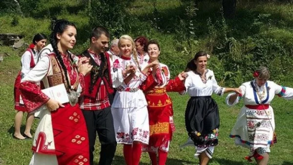 Дъщерята на Каракачанов се ожени в носия