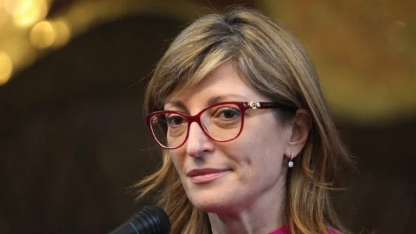 Захариева се среща с българските военни на НАТО в Косово